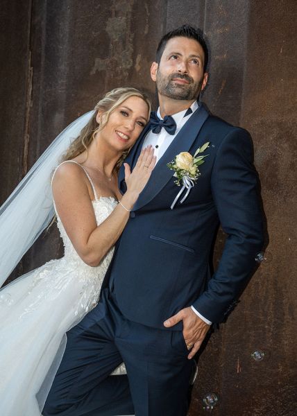 Brautpaar im Landschaftspark in einer Industriekulisse